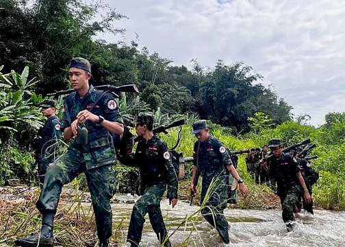 সীমান্তে বারুদের গন্ধ: আরাকান আর্মির দাপট, নৌপথে শঙ্কা ও পাহাড়ি জনপদে আতঙ্ক ও অনুপ্রবেশের নতুন ঝুঁকি