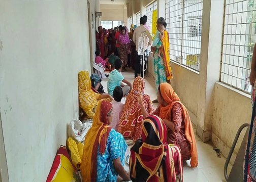 মৃত্যুর সঙ্গে পাঞ্জা লড়ছে পীরগঞ্জ হাসপাতাল: শয্যাশূন্য মেঝেতে কান্নার রোল, চিকিৎসক ও খাদ্যাভাবে বিপর্যস্ত চিকিৎসাসেবা
